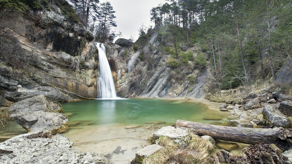 El tesoro que se esconde en el interior de Alicante: una piscina natural de aguas heladas
