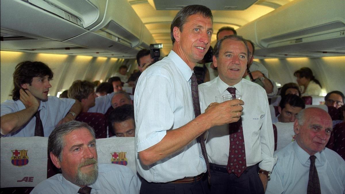 Johan Cruyff y Josep Lluís Núñez, en el vuelo de regreso de Wembley, con la Copa de Europa.