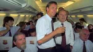 Johan Cruyff y Josep Lluís Núñez, en el vuelo de regreso de Wembley, con la Copa de Europa.