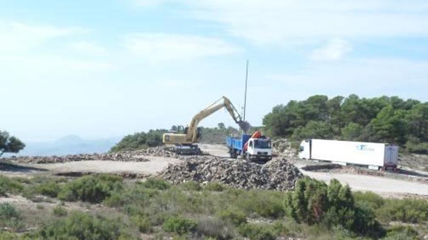 Imagen de las obras en la cima de La Carrasqueta para acondicionar un mirador junto a la CV-800.