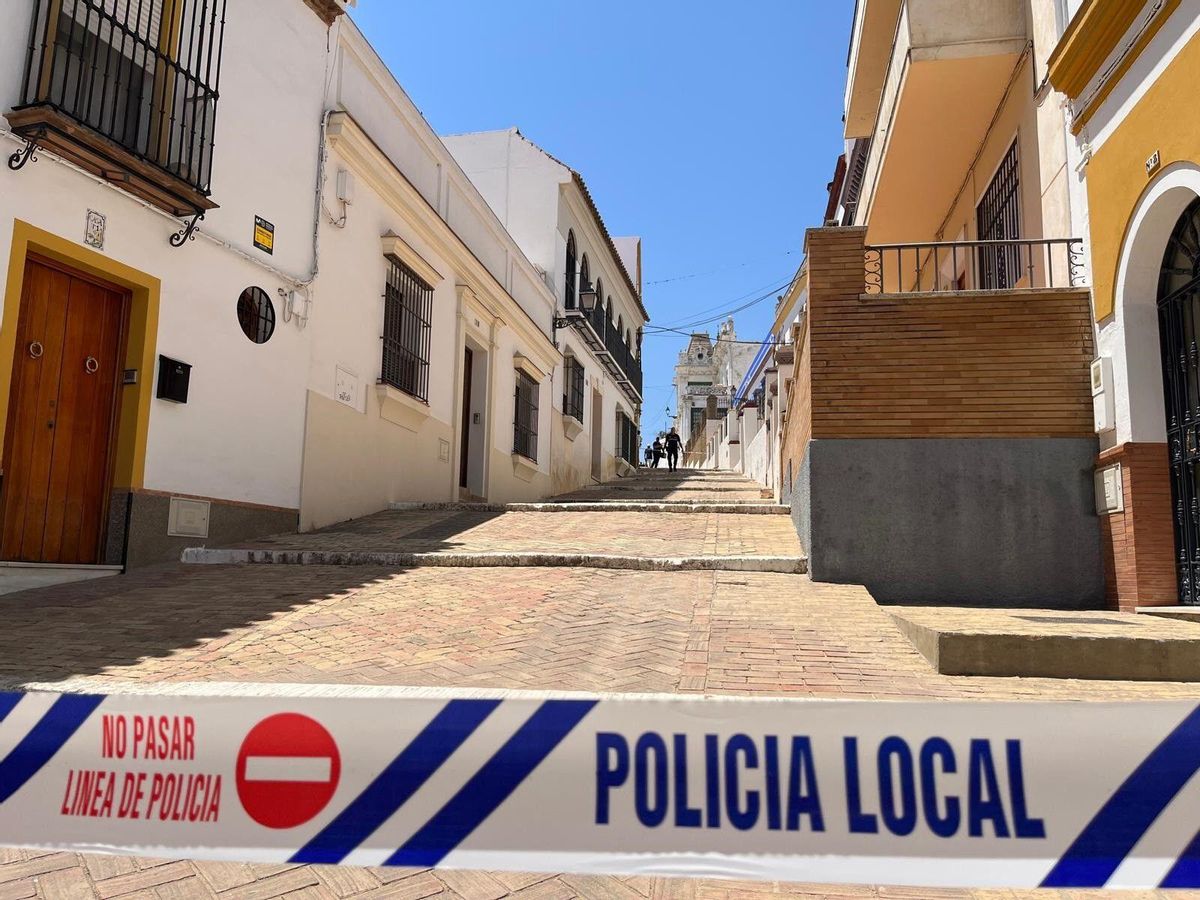 16/07/2025 Calle precintada por la Policía Local de Alcalá por el siniestro de la Casa Ibarra. Finalmente han fallecido los dos trabajadores accidentados la mañana de este miércoles en un edificio municipal en obras en Alcalá de Guadaíra, según ha confirmado la alcaldesa de la localidad, Ana Isabel Jiménez, quien ha anunciado tres días de luto a cuenta del siniestro. POLITICA