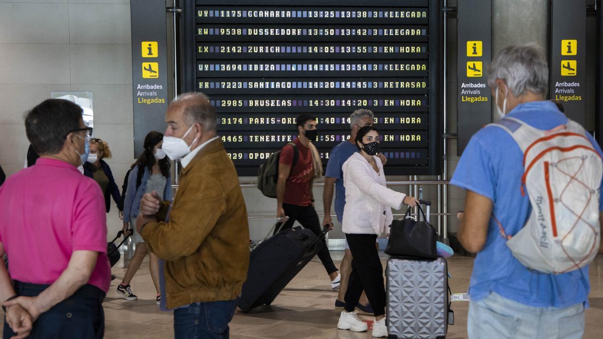 Visitantes en el aeropuerto de Manises, en una imagen de archivo.