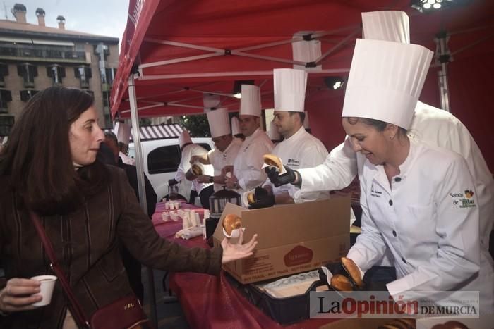 Degustación de monas y chocolate en la Plaza del Romea