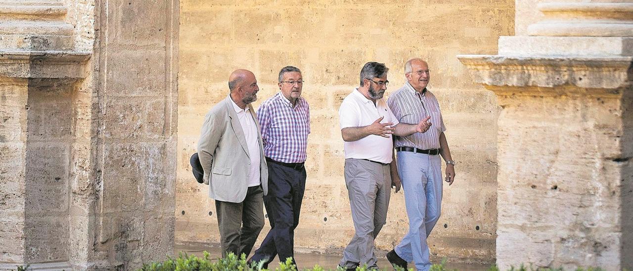 Jordi Colomina, Josep Palomero, Artur Ahuir i Rafael Alemany caminen pel claustre de Sant Miquel dels Reis