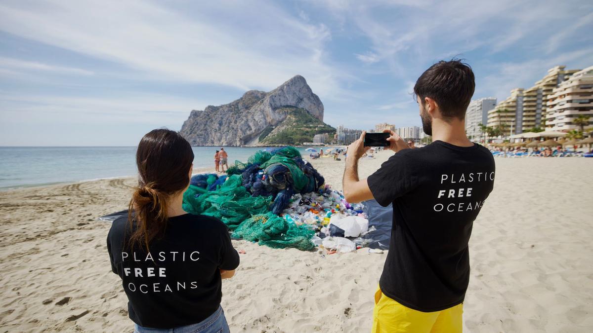 El equipo de la startup alicantina, con los plásticos que han volcado en la playa de Calp.