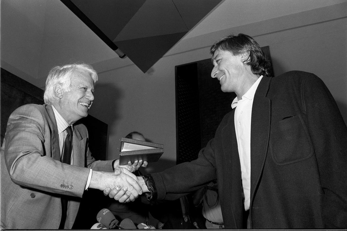 El ministro de Cultura, Jorge Semprún, hace entrega del Premio Nacional de Danza al coreógrafo y bailarín Antonio Gades, en 1988.