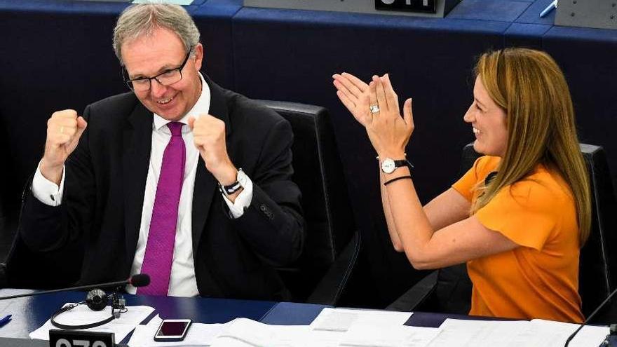 El eurodiputado alemán Axel Voss celebra, ayer, el resultado de la votación durante el pleno de la Eurocámara en Estrasburgo. // Efe
