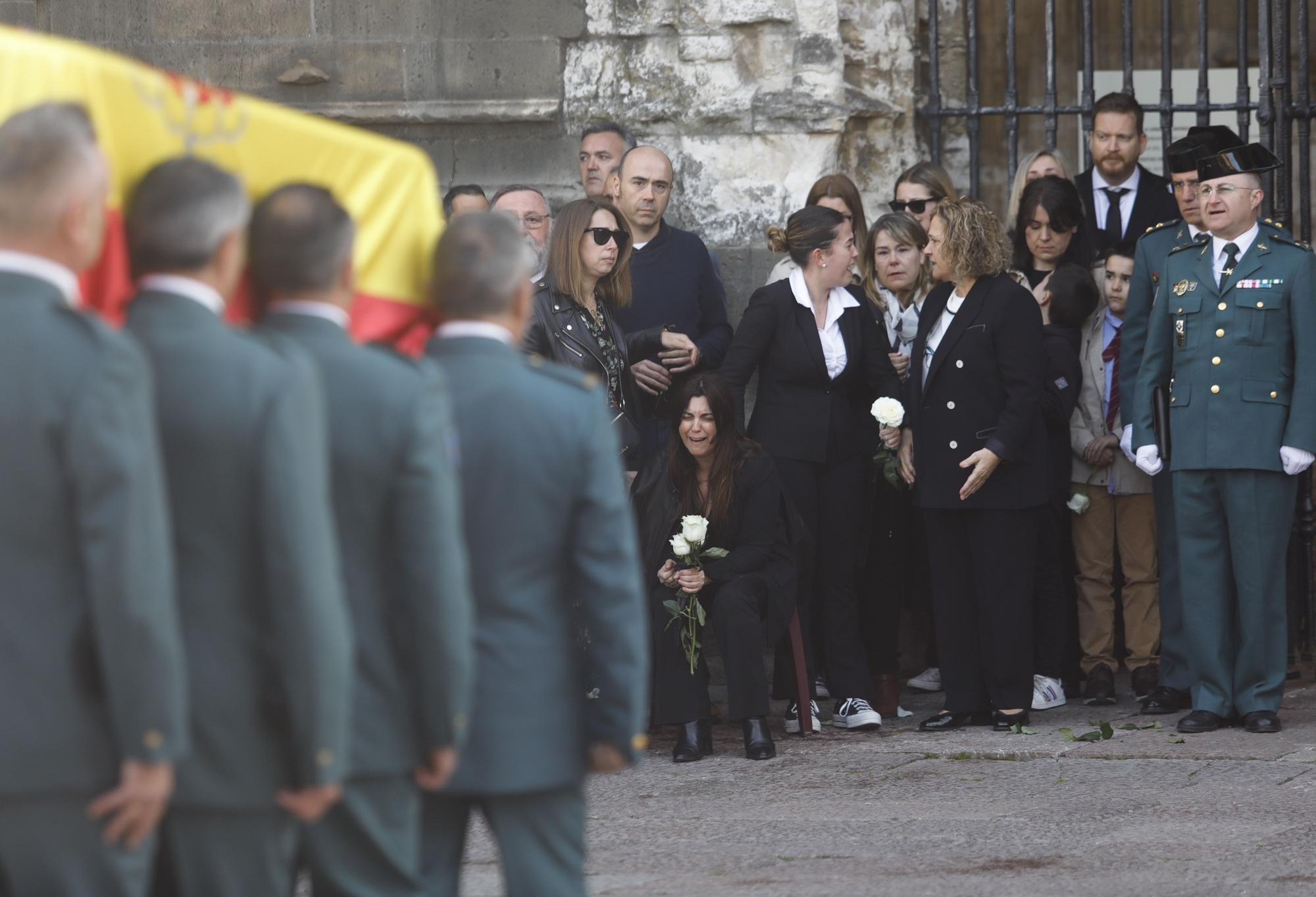 En imágenes: funeral en la catedral de Oviedo del guardia civil que evitó una masacre ciclista en Pravia