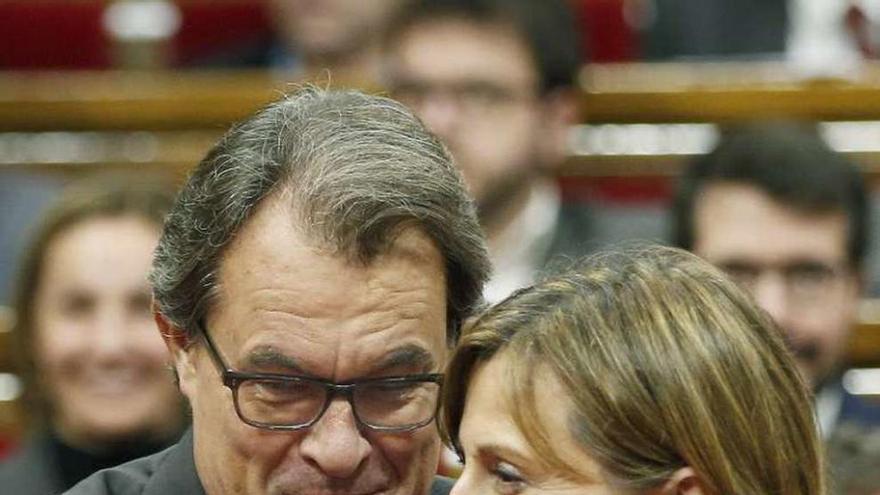 Mas abraza a Forcadell tras ser elegida presidenta del Parlament. // Efe