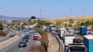 Un incendio en la A-45 provoca provoca una gran columna de humo en Córdoba