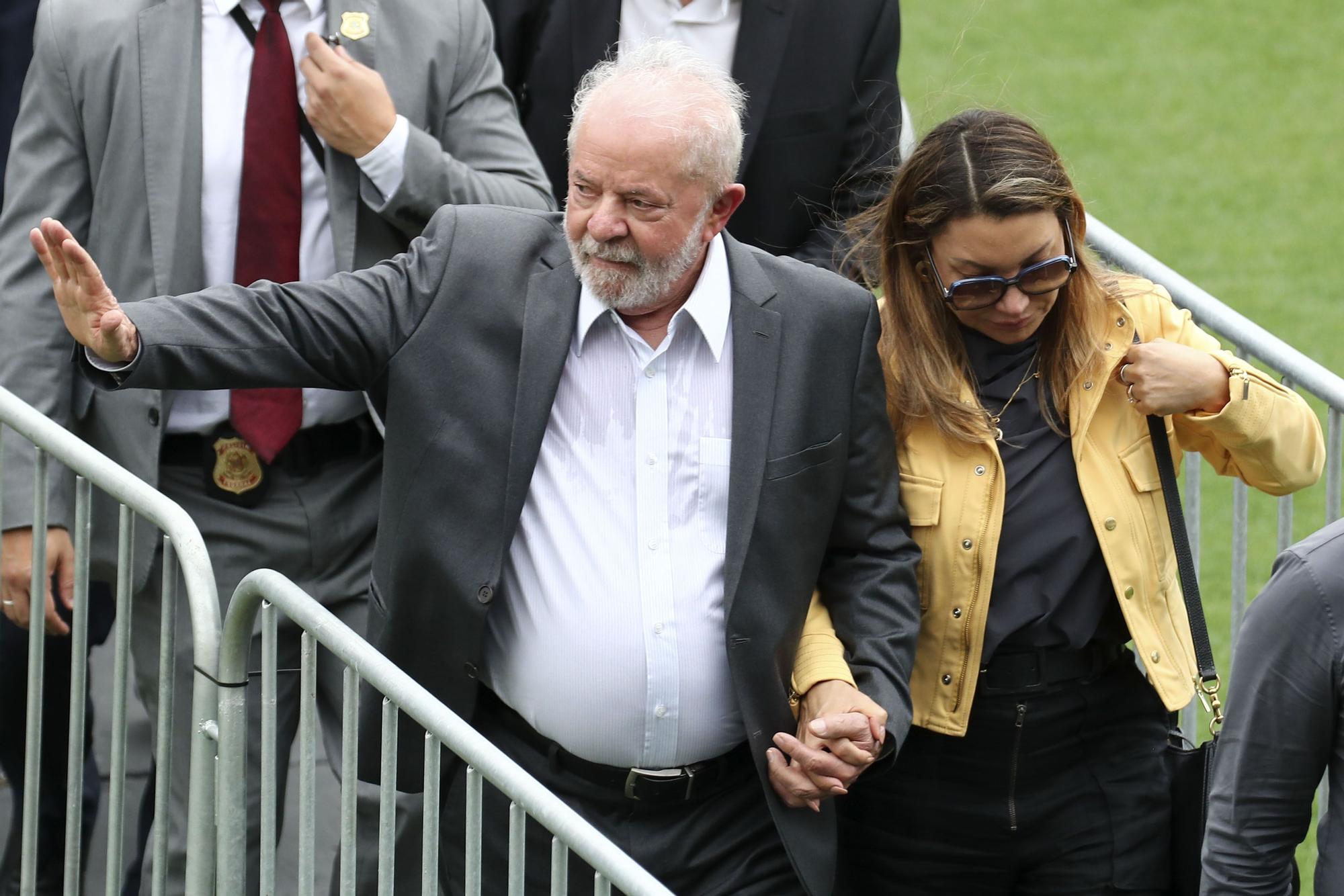 Lula rinde homenaje a Pelé en la capilla ardiente de Vila Belmiro