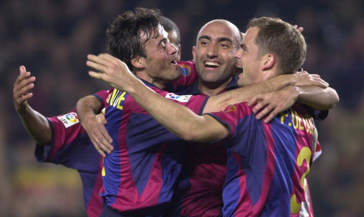 Abelardo celebra un gol del Barcelona junto a Luis Enrique y Frank de Boer.