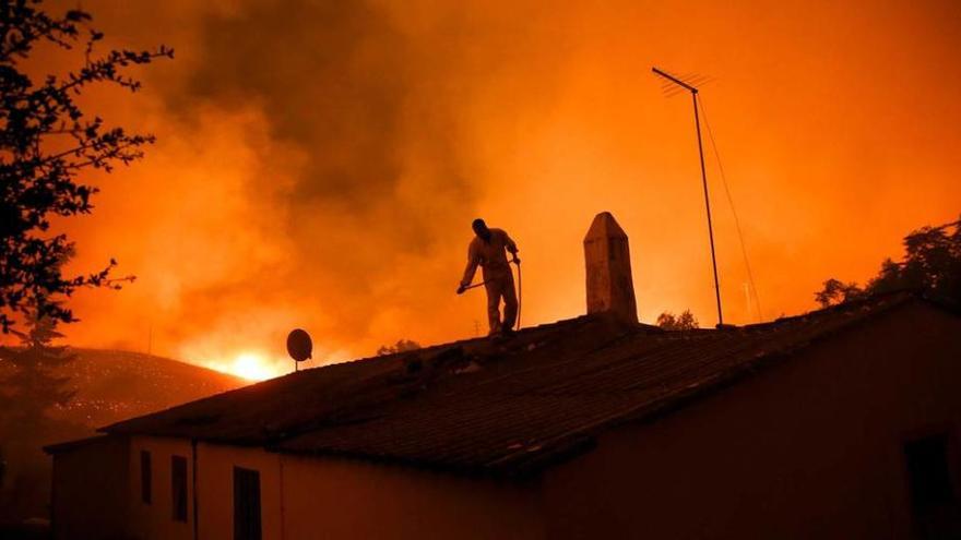 Más de 600 bomberos tratan de apagar un fuego en el Algarve