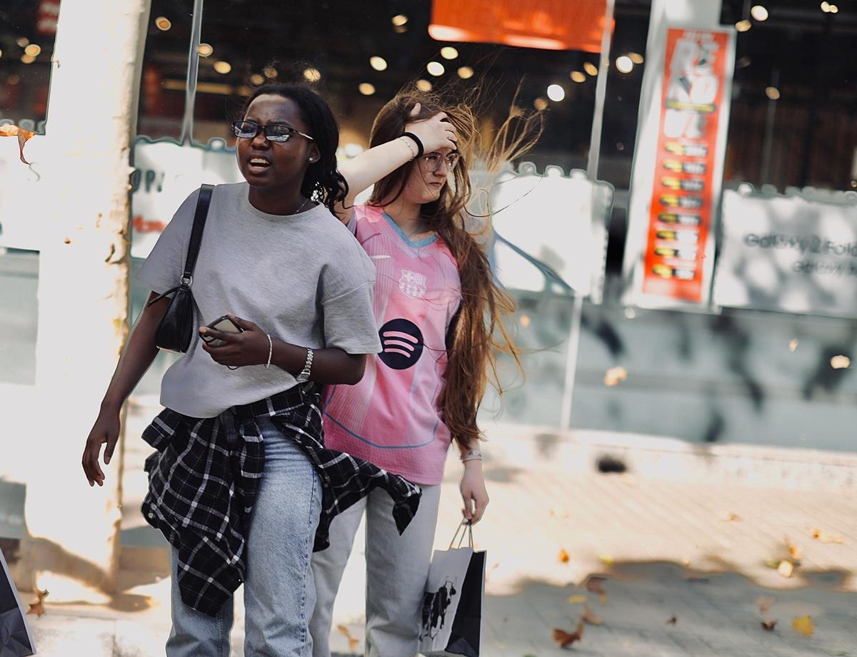 El viento afecta a peatones en el Poble Sec