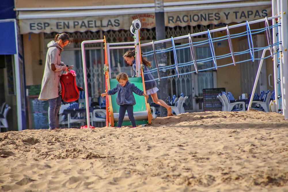 La Generalitat ha renovado los juegos infantiles de la playa de La Mata dentro de una inversión mayor de más 700.000 para 48 actuaciones similares en todo el litoral de la Comunidad