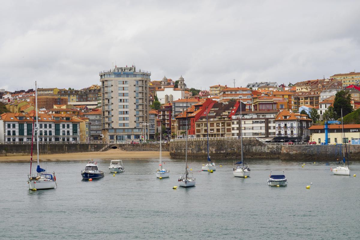Barcos en el puerto del pueblo pesquero de Candás