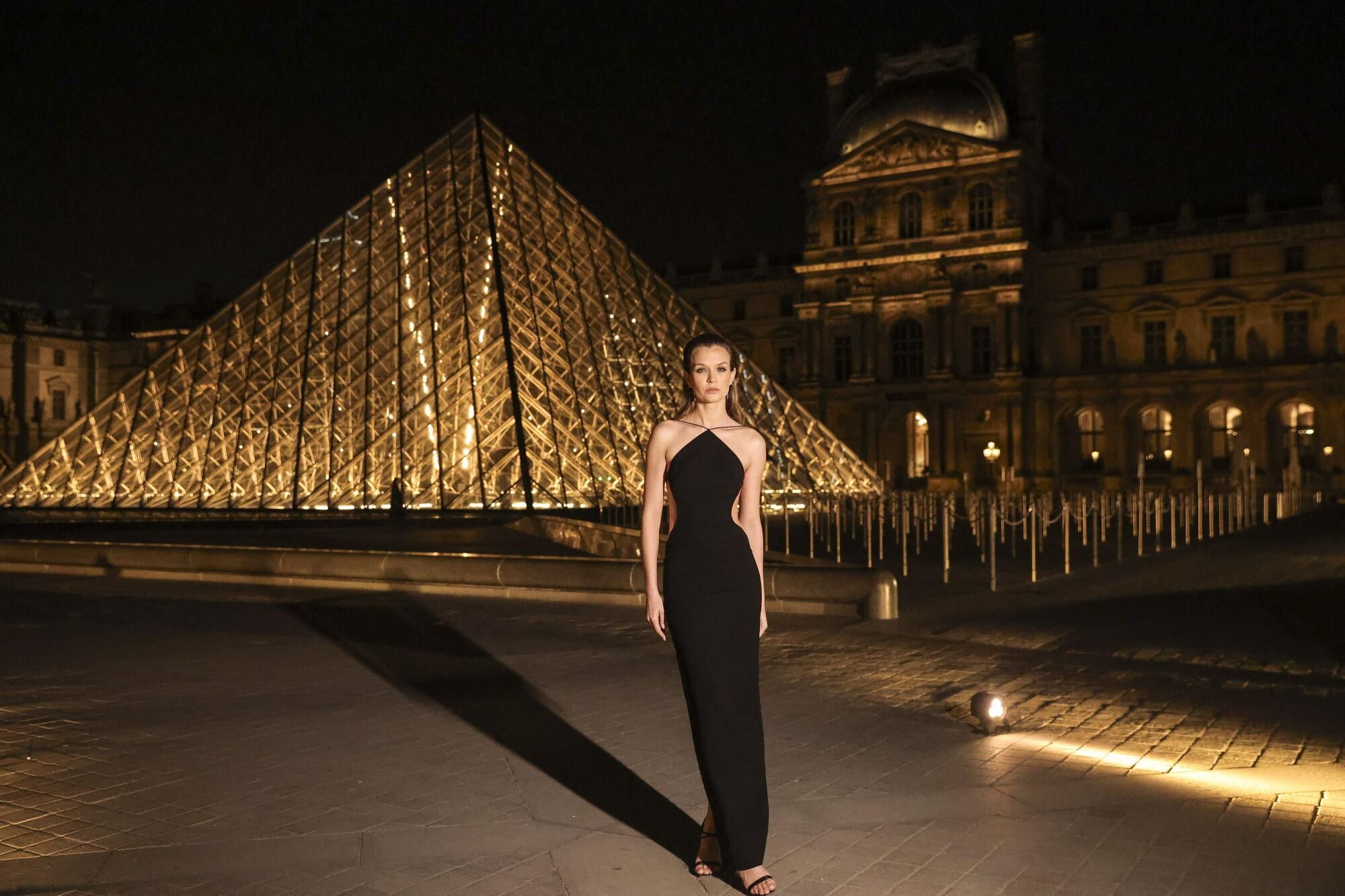 Paris (France), 04/03/2025.- Danish model Josephine Skriver arrives for the 'Le Grand Diner du Louvre' at the Louvre Museum in Paris, France, 04 March 2025. The Louvre Museum is hosting the gala dinner to mark the official opening of Paris Fashion Week and to raise funds to support the Louvre's restoration projects, educational programs, and initiatives aimed at making the museum more accessible to a broader audience. (Moda, Francia) EFE/EPA/TERESA SUAREZ