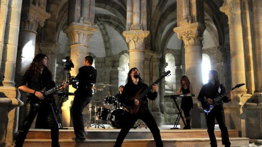 Un momento de la grabación del videoclip de Fallen Sentinel, ayer, en el Mosteiro de San Lourenzo de Carboeiro.  // Bernabé/Javier Lalín