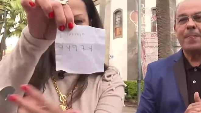 La reportera de la Televisión Canaria muestra a cámara en directo el número escrito a mano por el mago Xerax supuestamente una semana antes de que se celebrara el Sorteo del Niño.