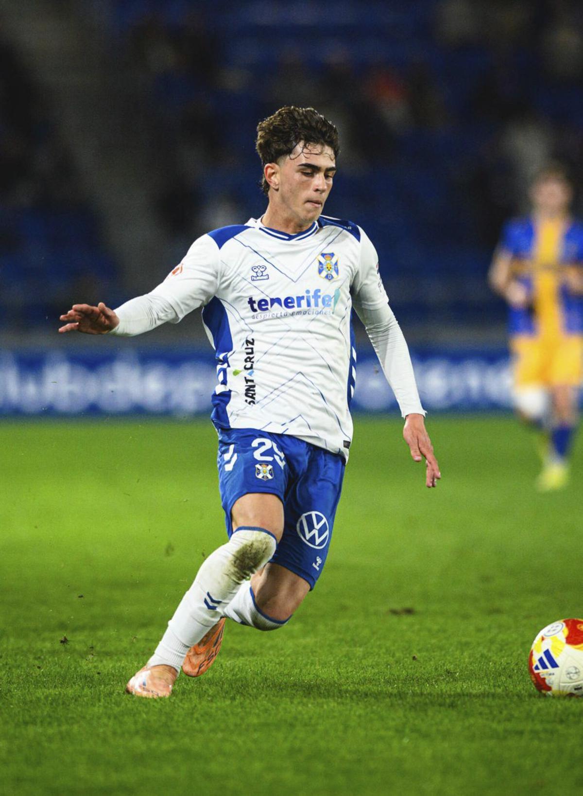 Dani controla el balón durante el encuentro del pasado viernes en casa. | ARTURO JIMÉNEZ