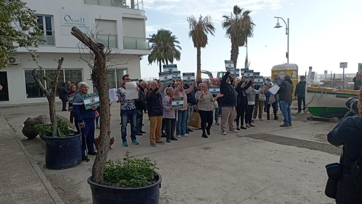 Otro momento de la protesta de la Asociación de Vecinos de Pedregalejo frente a Astilleros Nereo.