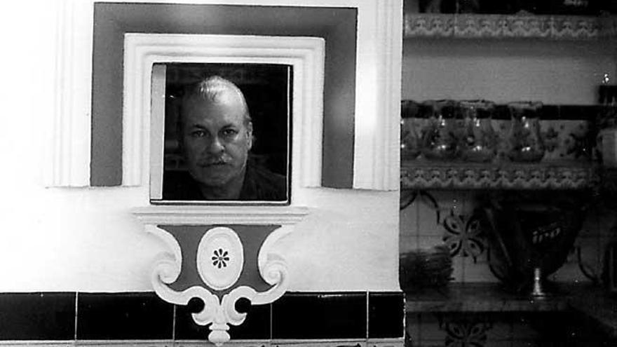 Lluís Güell asomado al ventanuco de la cocina del Café del Mar en 1996.