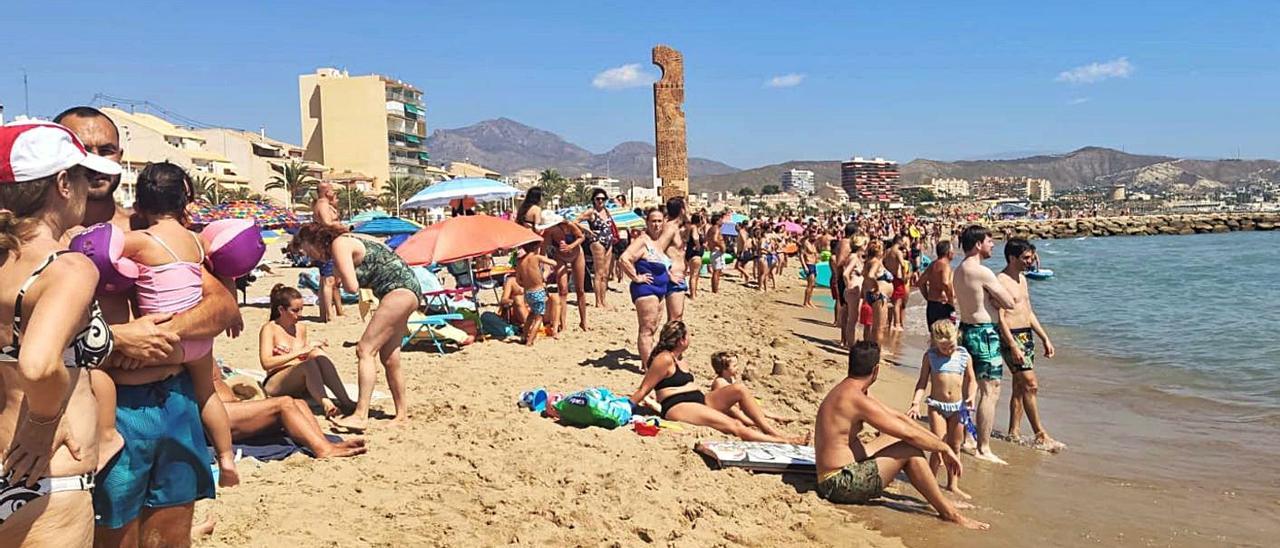 Los bañistas fuera del agua en el simulacro