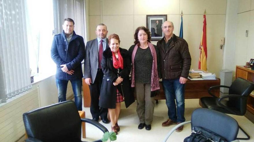 De izquierda a derecha, Chema Ramos, Luis Fernández Fanjul, Rosa Muñiz, Charo Menéndez y Pepe Mon, en el despacho del director del centro penitenciario.