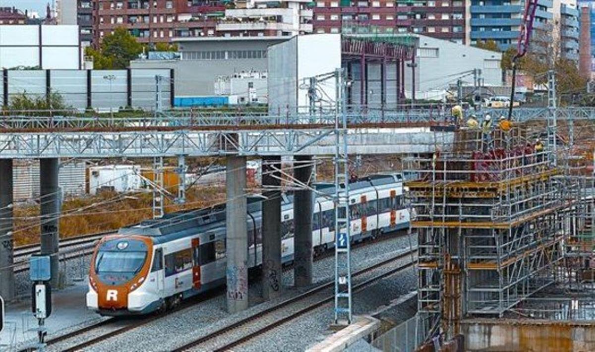 Obres, divendres, del pas sobre les vies de la Sagrera que substituirà provisionalment l’actual pont del Treball Digne, que serà enderrocat. Obres, divendres, del pas sobre les vies de la Sagrera que substituirà provisionalment l’actual pont del Treball Digne, que serà enderrocat.
