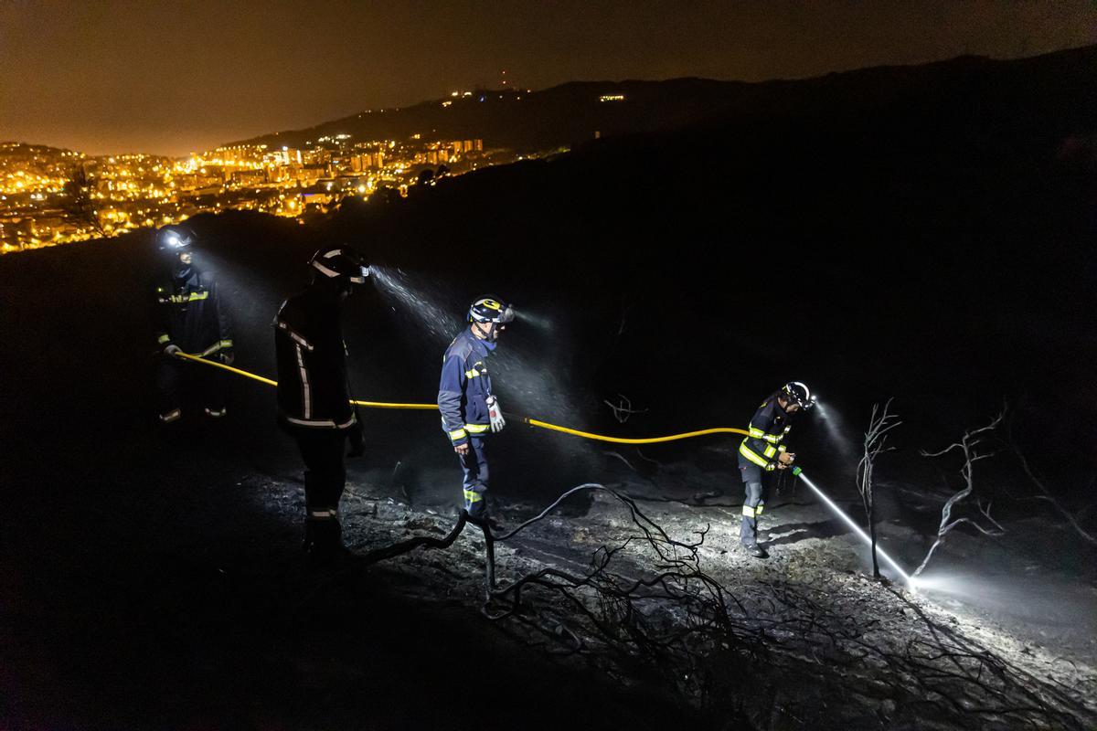 Labores de extinción del incendio registrado en Roquetes, el 9 de junio de este año