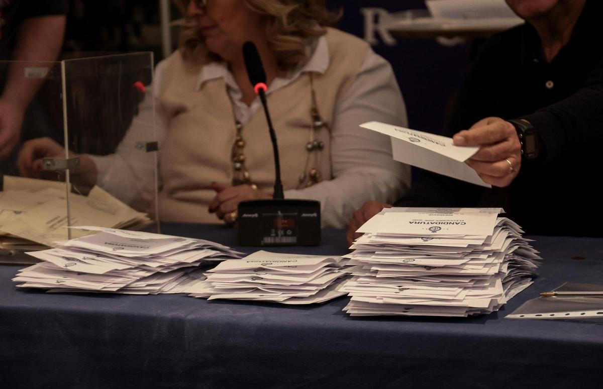 Recuento de votos en las últimas elecciones a la presidencia del Real Club de Regatas de Alicante.