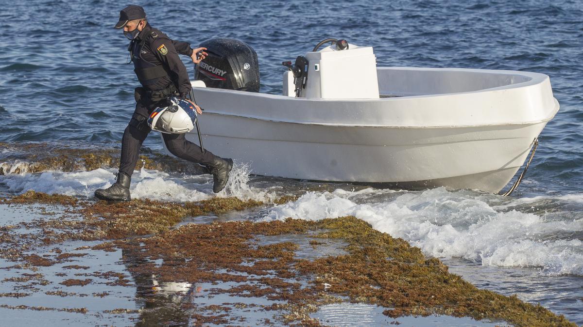 Interceptan a 12 inmigrantes tras llegar en una patera al Cabo de las Huertas