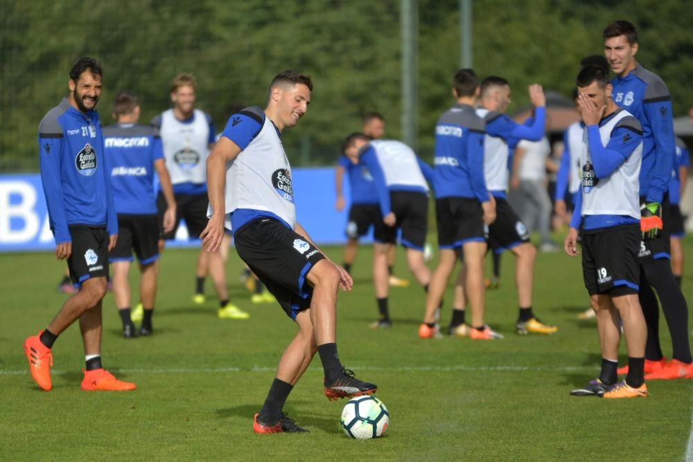 La plantilla, dividida en dos grupos, realizó un entrenamiento con estrategias ofensivas y remates a portería.