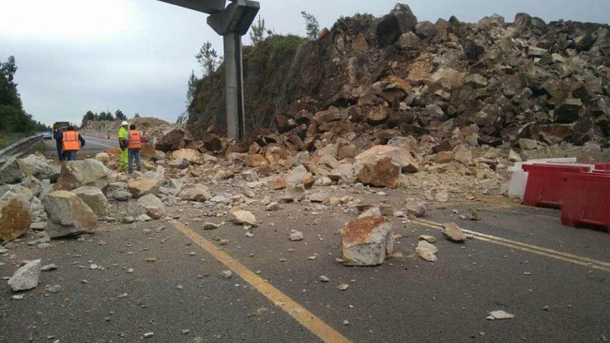 Piedras desprendidas sobre la calzada justo después de la explosión de ayer.