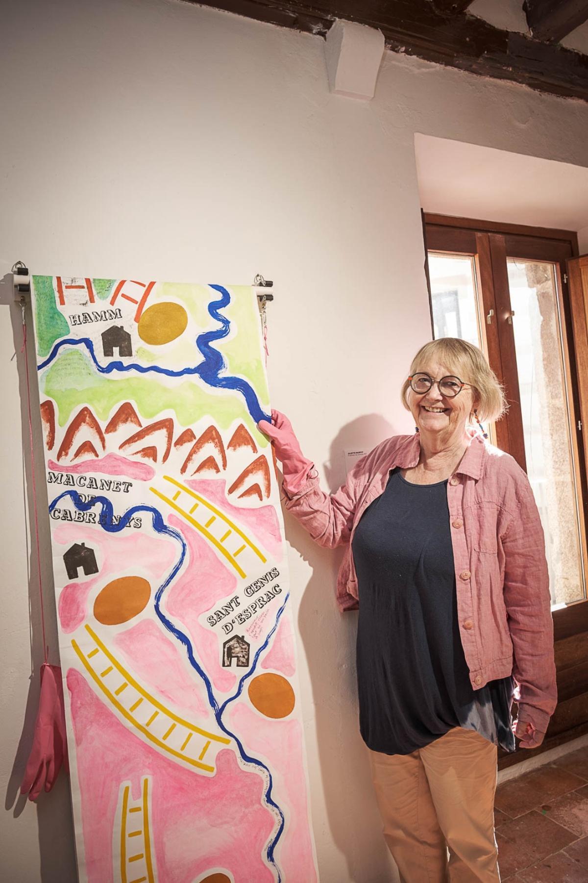 Juliette Murphy amb la peça que ha creat en record de Birgitt Ter Steege.