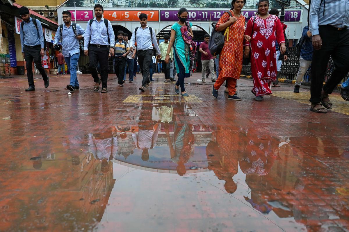 Hora punta en la estación de tren en Bombay