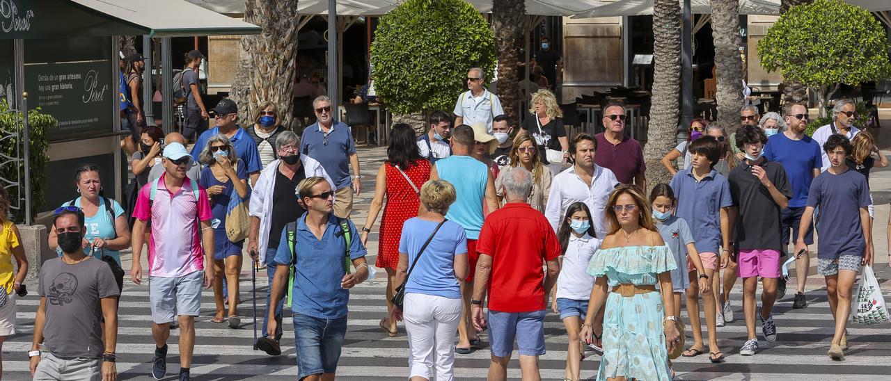 Turisatas de un cruceros cruzan por el paso de peatones de la Explanada en el pasado puente de octubre