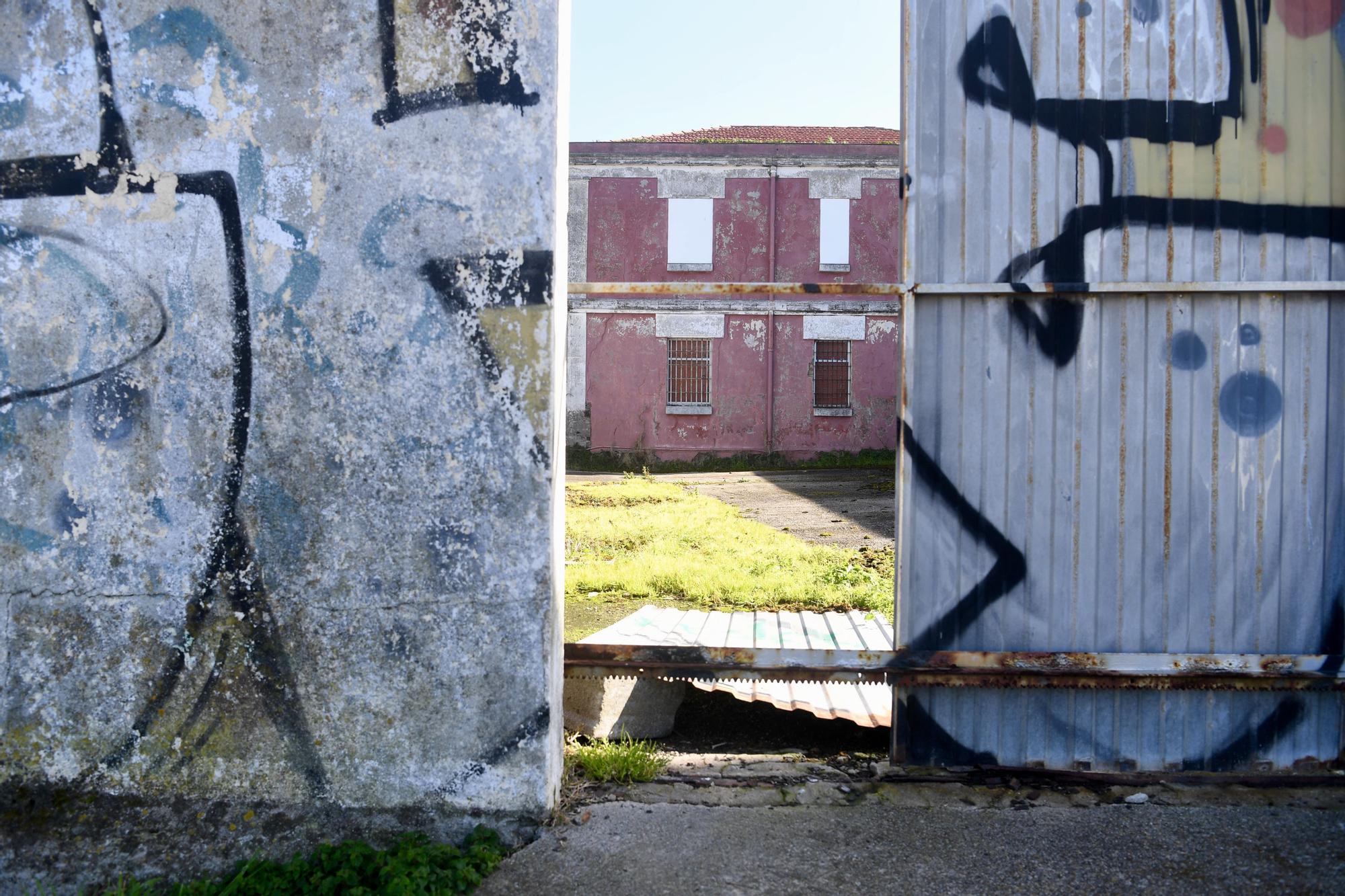 Pintadas, suciedad y abandono en la antigua cárcel provincial de A Coruña