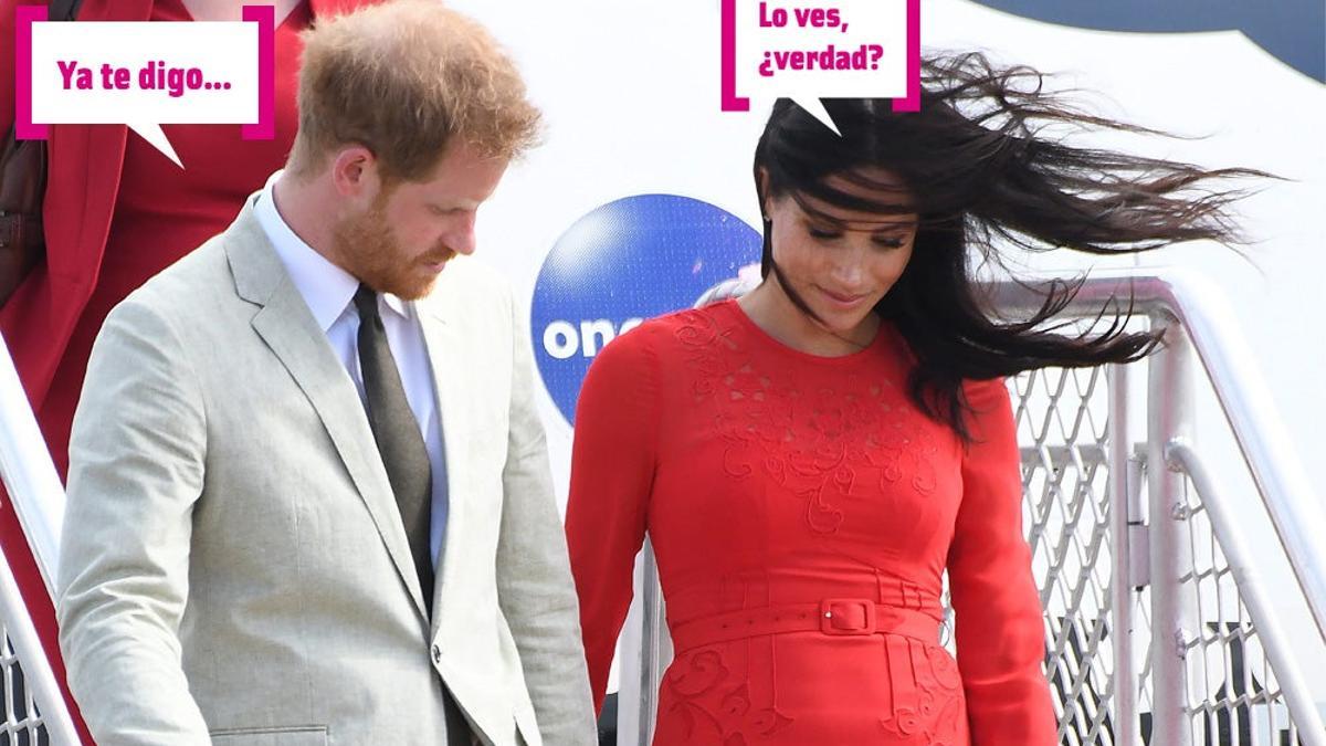 Meghan y Harry bajando del avión