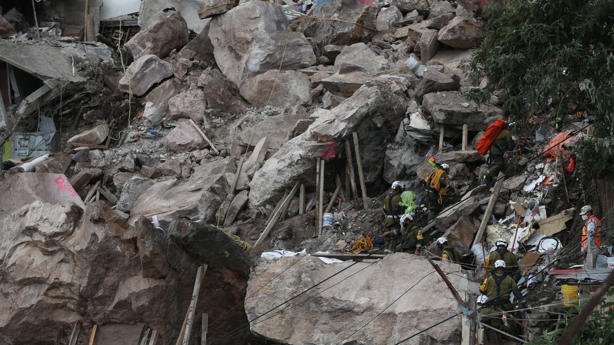 Sigue el rescate tras hallar a una menor muerta en el derrumbe de un cerro en México.