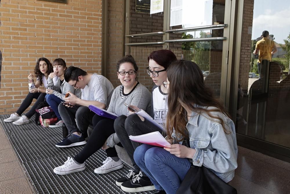 Alumnos se examinan de la PAU en Gijón