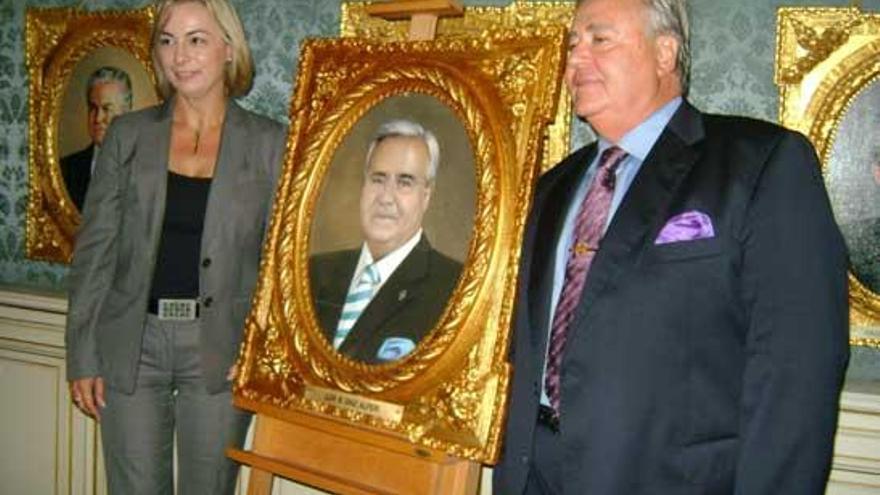 Sonia Castedo y Luis Díaz Alperi junto al retrato