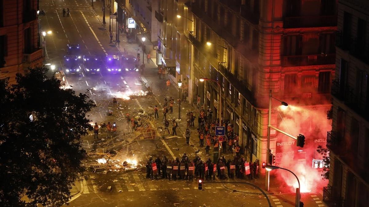 Enfrentamientos entre radicales y policías en la Via Laietana, en Barcelona.