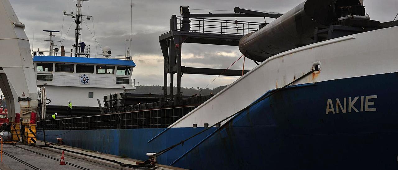 El barco carguero Ankie, atracado en el Puerto de Vilagarcía, dispone de velas rígidas orientables. | // IÑAKI ABELLA