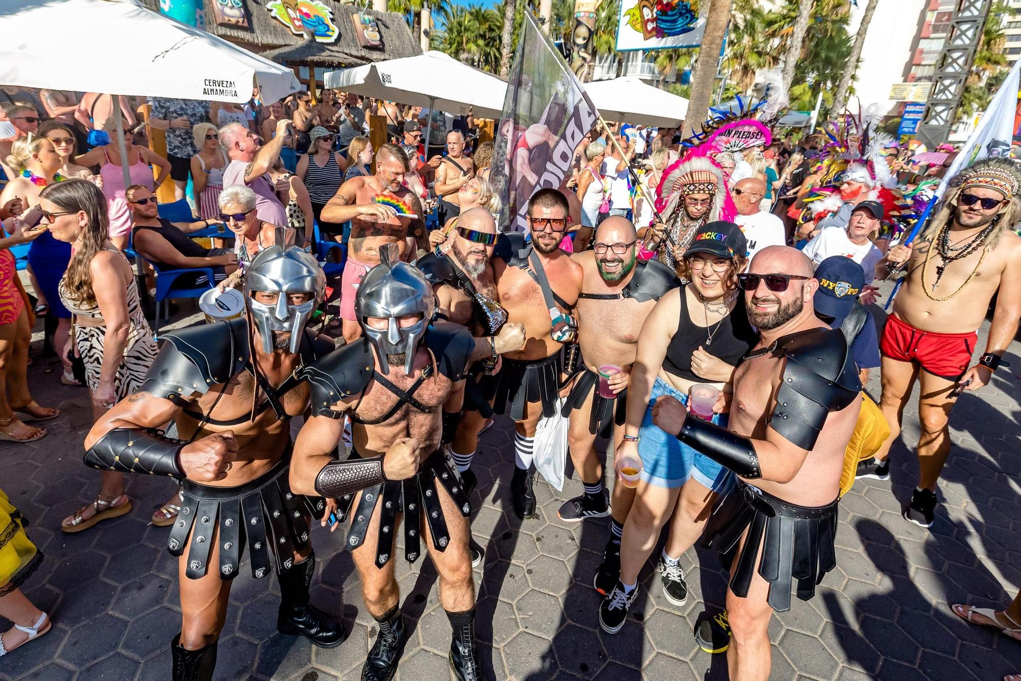 Cientos de personas festejan el Benidorm Pride con un multitudinario desfile y una fiesta en l'Aigüera