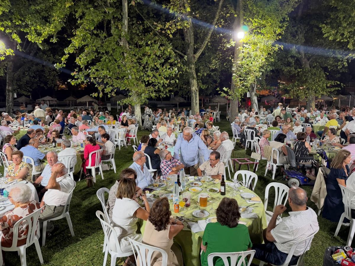 Primera sesión de la cena homenaje a las personas mayores en el recinto de las piscinas municipales al aire libre.