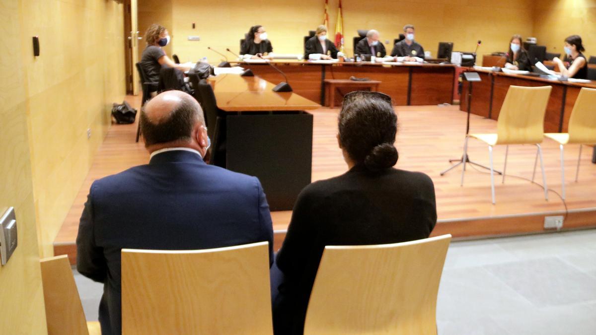 D&#039;esquenes, el pare acusat d&#039;abusar sexualment de la filla durant quatre anys a Girona. Foto del judici a l&#039;Audiència de Girona