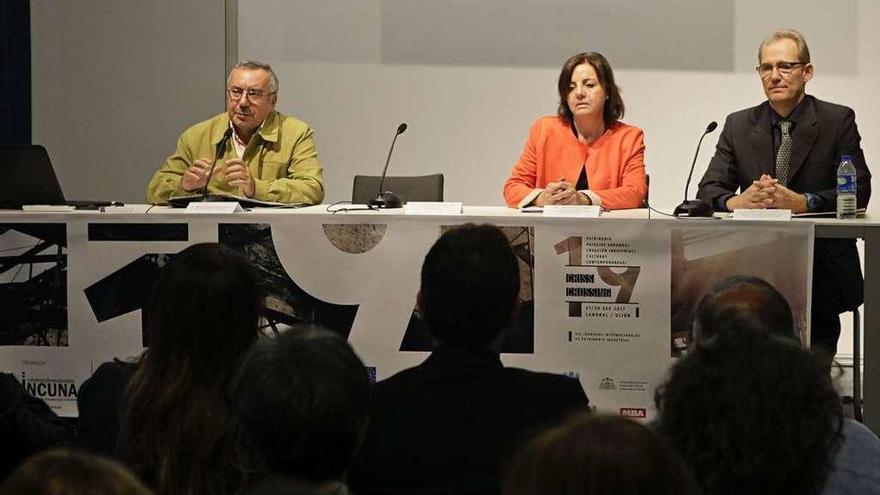 Por la izquierda, Miguel Ángel Álvarez Areces, Otilia Requejo Pagés y Daniel Durán Romero, durante la charla.