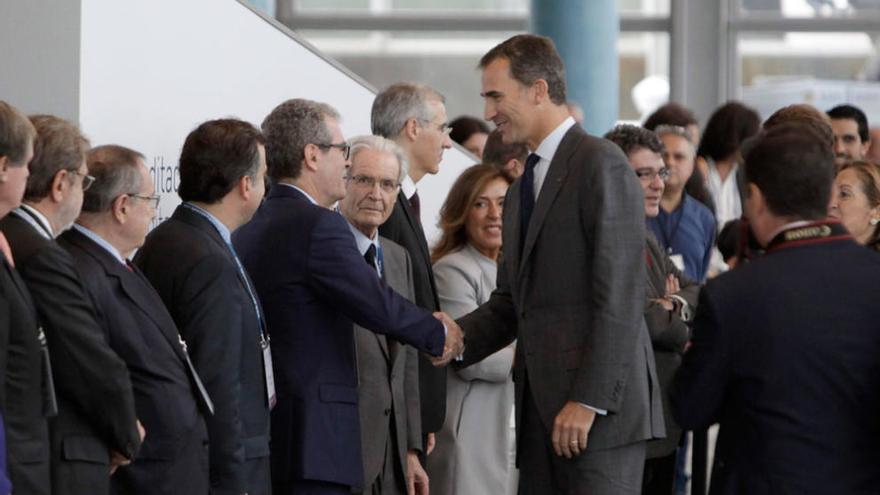 El Rey Felipe VI saluda al presidente de Inditex, Pablo Isla, hoy a su llegada al congreso de CEDE en Palexco.