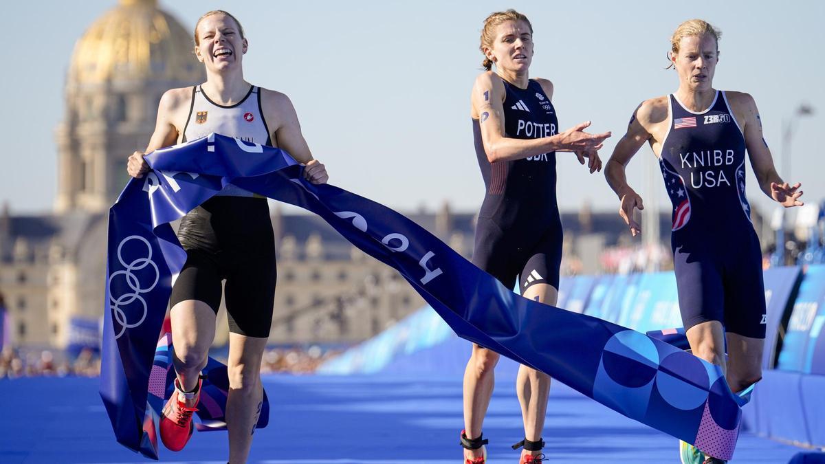 La alemana Laura Lindemann celebra la victoria del equipo mixto de su país ante la británica Beth Potter y la estadounidense Taylor Knibb.